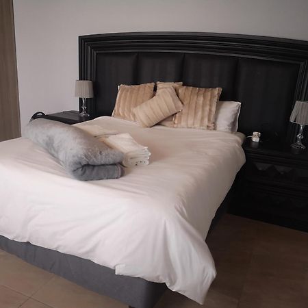 Tuvawa Luxury Suites Walvisbaai Buitenkant foto