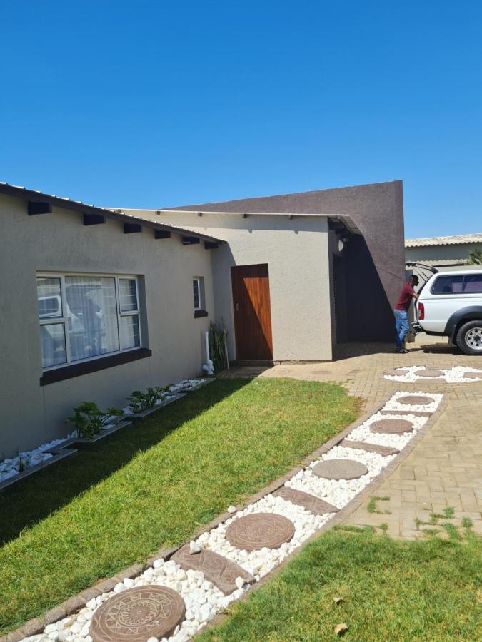 Tuvawa Luxury Suites Walvisbaai Buitenkant foto
