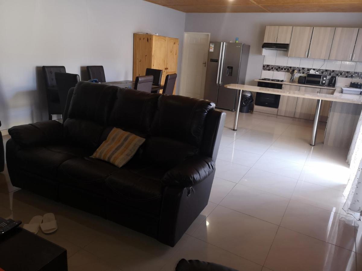 Tuvawa Luxury Suites Walvisbaai Buitenkant foto